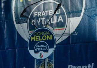 Fratelli d'Italia, si accende dibattito su fiamma tricolore: va tolta o no? 5 Fratelli dItalia si accende dibattito su fiamma tricolore va tolta o no