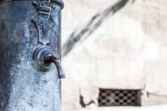 Con il caldo rischio coliche renali, l’urologo: “Ogni bicchiere d’acqua lo riduce fino al 13%”