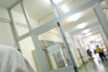 Covid, obbligo mascherine in reparti con pazienti fragili fino a giugno 2024