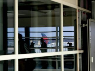 Bagaglio a mano incluso nel biglietto aereo la stretta Ue rischio rincari