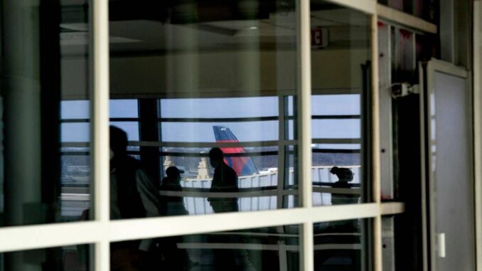 Bagaglio a mano incluso nel biglietto aereo, la stretta Ue: rischio rincari
