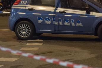 Agguato a Napoli: gambizzato 18enne, ferita per errore una donna