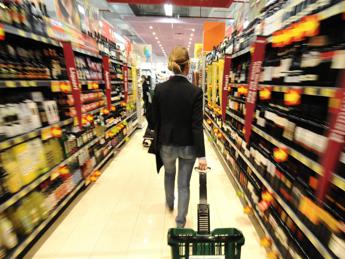 Inflazione Italia, nel 2023 “costata 1.796 euro a famiglia”