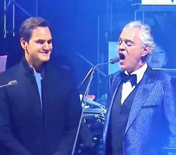 Andrea Bocelli canta per Federer, Roger si commuove - Video 1 Andrea Bocelli canta per Federer Roger si commuove Video