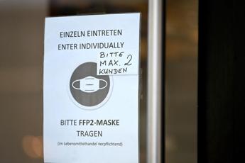 Impennata covid in Austria, mascherine raccomandate in ospedale e sui mezzi 3 Impennata covid in Austria mascherine raccomandate in ospedale e sui mezzi