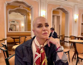 Paola Barale: "In menopausa manca il desiderio? Non è vero, io sono l'esempio" 2 Paola Barale In menopausa manca il desiderio Non e vero io sono lesempio