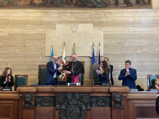 A monsignor Baturi la Medaglia d'onore Ottone Bacaredda 1 Foto Ufficio Stampa