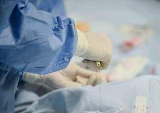 Ingoia scheggia di plastica salvata bimba di 14 mesi a Bari