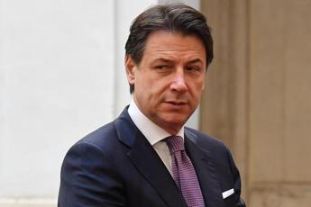 M5S, dossier Fratelli d’Italia anti-Conte: “Questione morale? Ecco indagati su cui tace”