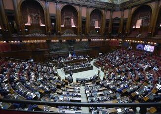 Parlamento come un ring, cronache e diari di tumulti e scontri in Aula 4 Parlamento come un ring cronache e diari di tumulti e scontri in Aula