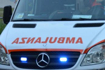 Roma, trave si stacca da impalcatura e cade dal quinto piano: ferito un passante a Centocelle