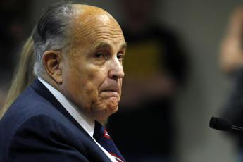 Usa, Rudy Giuliani già sul lastrico condannato a 148 milioni di risarcimento