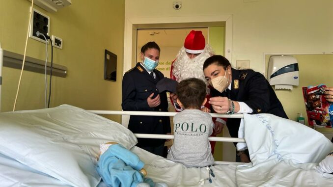 babbo natale polizia torino 3 Babbo Natale della polizia di stato visita i bambini dell'ospedale Regina Margherita di Torino