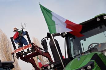 A1, protesta agricoltori blocca traffico: chiuso il casello di Orte