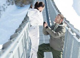 Gossip girl, 'Chuck Bass' si sposa: la proposta di Ed Westwick in ginocchio tra la neve 5 Gossip girl Chuck Bass si sposa la proposta di Ed Westwick in ginocchio tra la neve