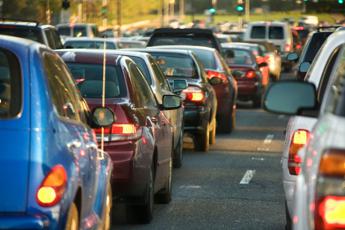 L’Italia è il paese Ue con più auto rispetto agli abitanti. Un’analisi oltre i numeri