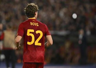 Lazio-Roma, il giallorosso Bove colpito da bottiglia in testa 3 Lazio Roma il giallorosso Bove colpito da bottiglia in testa