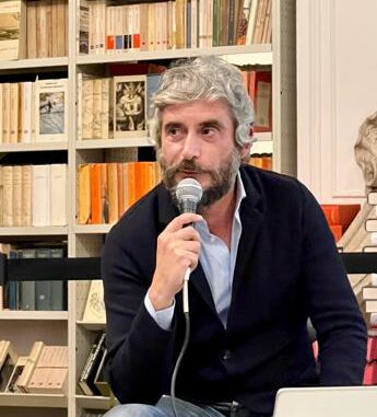 Osho torna in teatro: “L’autoironia di destra, questa sconosciuta”