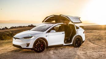 Tesla ritira 1,6 milioni di auto in Cina per migliorare la sicurezza