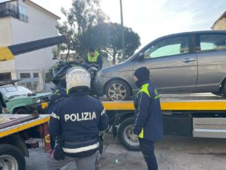 Napoli. Rimossi veicoli abbandonati nel quartiere Soccavo. 1 veicoli abbandonati rimossi da polizia di stato a Napoli