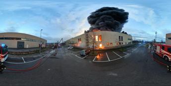 Milano, incendio in azienda materiale plastico di Trucazzano