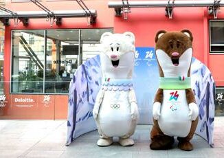 Milo e Tina, le mascotte delle Olimpiadi Milano Cortina in tour negli uffici Deloitte a Milano 2 Milo e Tina le mascotte delle Olimpiadi Milano Cortina in tour negli uffici Deloitte a Milano