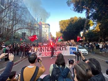 Roma, 700 studenti davanti sede Rai: “Stop a propaganda sionista”
