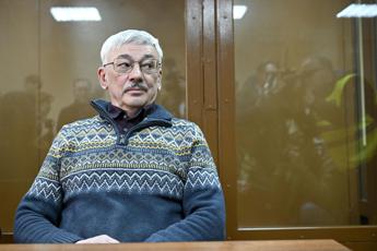 Russia, Oleg Orlov condannato a due anni e sei mesi di colonia penale