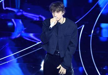 Sangiovanni si ferma: “Non sono felice”. Rinviato album e concerto