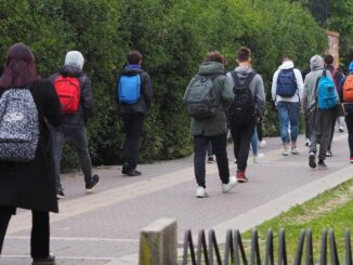 Scuola Valditara Stop ai cellulari in classe anche alle superiori