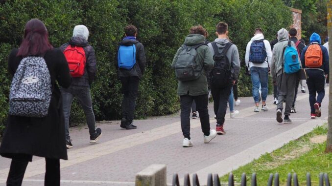 Scuola, Valditara: “Stop ai cellulari in classe anche alle superiori”