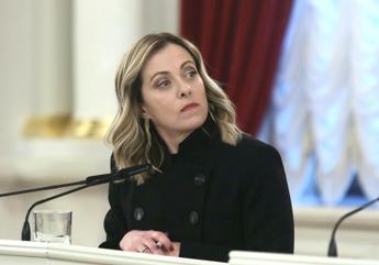 Torino, antagonisti assaltano volante. Meloni: “Pericoloso togliere sostegno a polizia”