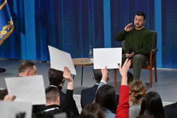 Ucraina, Zelensky: “Armi da Occidente o perdiamo la guerra con la Russia”