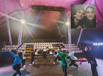 Danza e gestualità circensi per uno spettacolo di successo. La storia dei fratelli Longo e del loro sogno da bambini