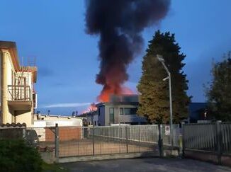 Enorme incendio a Scandicci, in fiamme edificio industriale. Il sindaco: "Tenete le finestre chiuse" 3 Enorme incendio a Scandicci in fiamme edificio industriale. Il sindaco Tenete le finestre chiuse