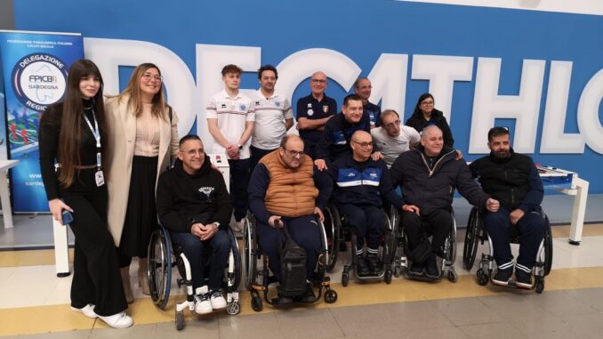 Foto di gruppo con i protagonisti sui tavoli e non Foto di gruppo con i protagonisti sui tavoli e non