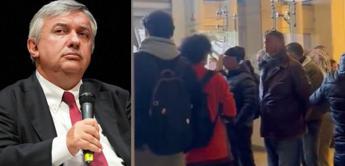 Napoli, salta dibattito con Molinari dopo proteste studenti. Mattarella chiama il direttore di Repubblica