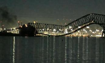 Nave contro ponte a Baltimora: crolla struttura, persone e auto nel fiume – Video