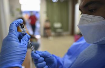 Si vaccina 217 volte contro il Covid: “Nessun effetto avverso”