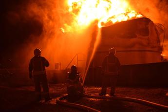 Ucraina, attacchi con droni in Russia: in fiamme raffineria di petrolio