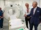 Carlo visita un centro per la cura del cancro il re tornato agli impegni pubblici