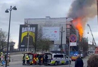 Danimarca, violento incendio alla Borsa di Copenaghen: crollata la guglia - Video 3 Danimarca violento incendio alla Borsa di Copenaghen crollata la guglia Video