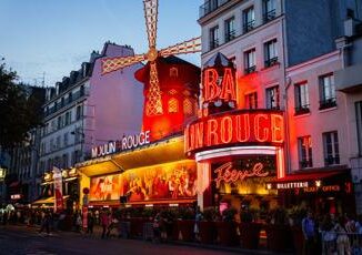 Francia, cadute le pale del Moulin Rouge a Parigi 3 Francia cadute le pale del Moulin Rouge a Parigi
