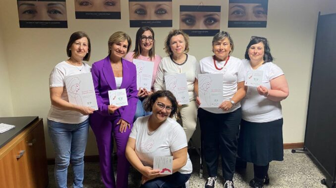 La consigliera Stefania Loi con le volontarie di Mai più sole contro il tumore La consigliera Stefania Loi con le volontarie di "Mai più sole" contro il tumore