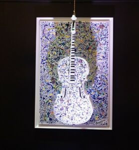 Note Cromatiche di Alessia Mancini: una giovane pittrice emergente 1 Violoncello e Quadro