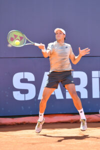 Sardegna Open 2024: Giovedì 2 maggio_ Musetti fa tutto da solo, ma va ai quarti. Darderi elimina Carabelli. Sonego si arrende ad un promettente Nava. 3 Darderi Luciano