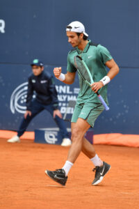 Sardegna Open 2024: Giovedì 2 maggio_ Musetti fa tutto da solo, ma va ai quarti. Darderi elimina Carabelli. Sonego si arrende ad un promettente Nava. 4 Musetti Lorenzo