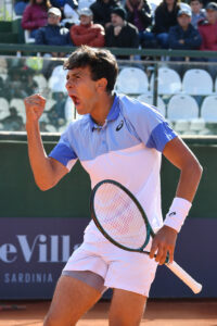 Sardegna Open 2024: Giovedì 2 maggio_ Musetti fa tutto da solo, ma va ai quarti. Darderi elimina Carabelli. Sonego si arrende ad un promettente Nava. 1 Nava Emilio