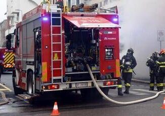 Incendio in un palazzo a Milano 15 persone in ospedale