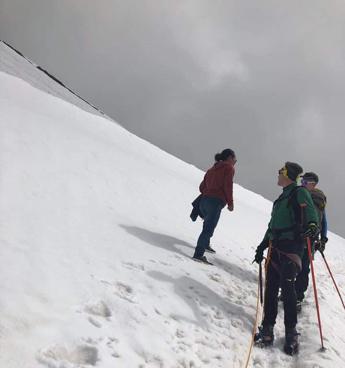 Dalla famiglia sulla ferrata ai ragazzi in bici sulla neve, le follie ad alta quota